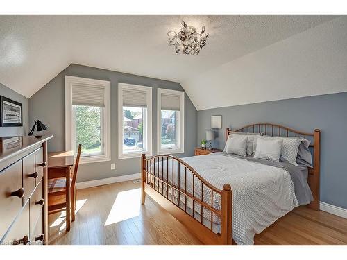 1407 Bayshire Drive, Halton, ON - Indoor Photo Showing Bedroom