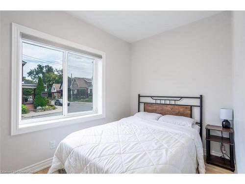 1-88 Tisdale Street S, Hamilton, ON - Indoor Photo Showing Bedroom