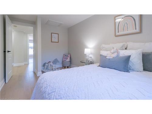 17-2411 Sovereign Street, Oakville, ON - Indoor Photo Showing Bedroom