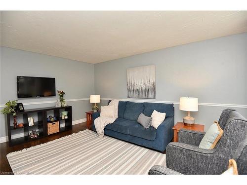 4 Joya Place, Dundas, ON - Indoor Photo Showing Living Room