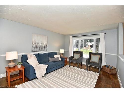 4 Joya Place, Dundas, ON - Indoor Photo Showing Living Room