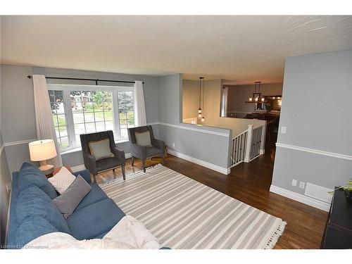 4 Joya Place, Dundas, ON - Indoor Photo Showing Living Room