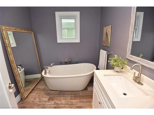 4 Joya Place, Dundas, ON - Indoor Photo Showing Bathroom