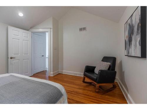 116 Victoria Street, Dundas, ON - Indoor Photo Showing Bedroom