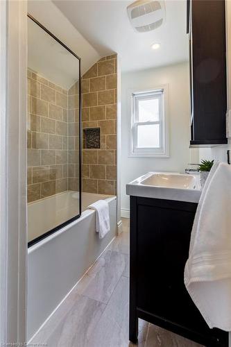 116 Victoria Street, Dundas, ON - Indoor Photo Showing Bathroom