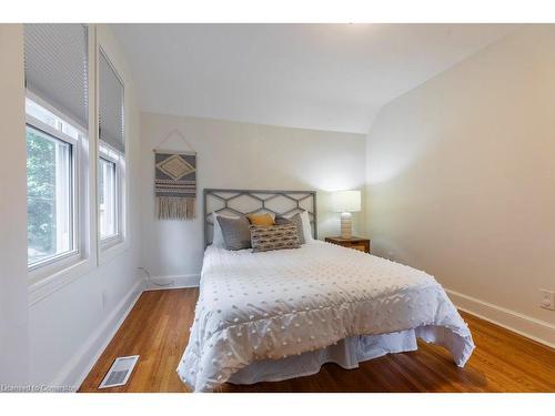 116 Victoria Street, Dundas, ON - Indoor Photo Showing Bedroom