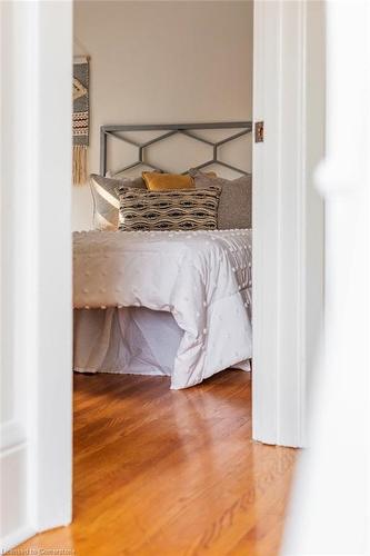 116 Victoria Street, Dundas, ON - Indoor Photo Showing Bedroom