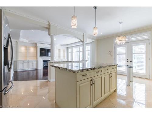 180 Chambers Drive, Ancaster, ON - Indoor Photo Showing Kitchen With Upgraded Kitchen