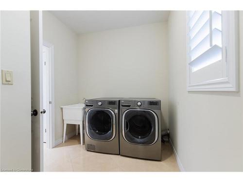 180 Chambers Drive, Ancaster, ON - Indoor Photo Showing Laundry Room