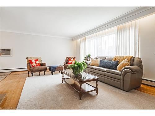 83 South Bend Road W, Hamilton, ON - Indoor Photo Showing Living Room