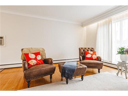 83 South Bend Road W, Hamilton, ON - Indoor Photo Showing Living Room