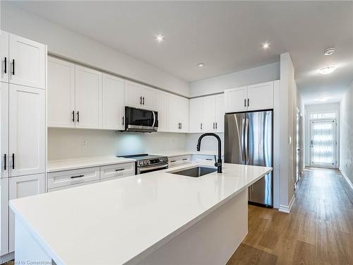 23 Sentinel Lane, Hamilton, ON - Indoor Photo Showing Kitchen With Upgraded Kitchen