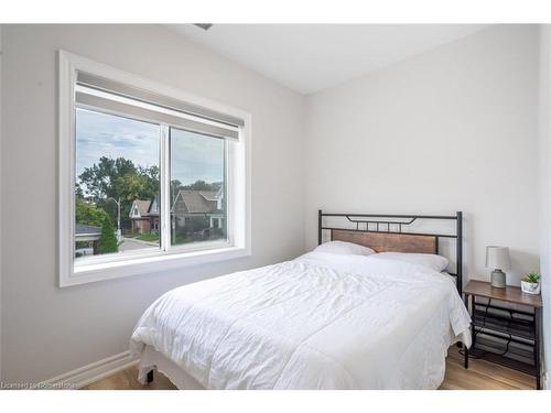 2-88 Tisdale Street S, Hamilton, ON - Indoor Photo Showing Bedroom