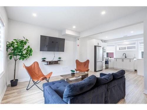 2-88 Tisdale Street S, Hamilton, ON - Indoor Photo Showing Living Room