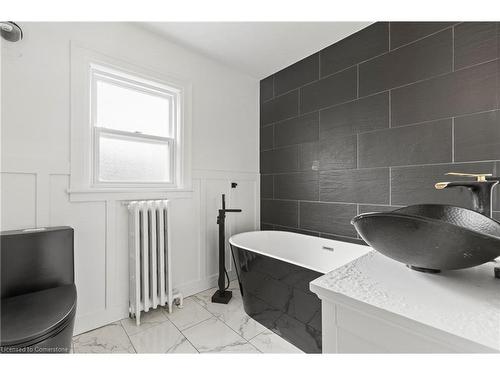 73 Talbot Street N, Simcoe, ON - Indoor Photo Showing Bathroom