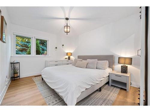 2227 Deyncourt Drive, Burlington, ON - Indoor Photo Showing Bedroom