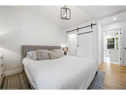 2227 Deyncourt Drive, Burlington, ON - Indoor Photo Showing Bedroom