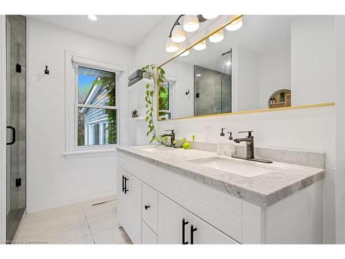 2227 Deyncourt Drive, Burlington, ON - Indoor Photo Showing Bathroom