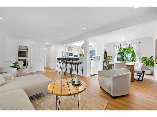 2227 Deyncourt Drive, Burlington, ON - Indoor Photo Showing Living Room