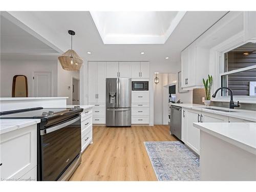 2227 Deyncourt Drive, Burlington, ON - Indoor Photo Showing Kitchen With Upgraded Kitchen