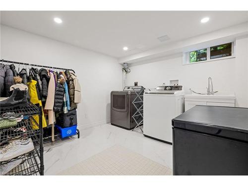 2227 Deyncourt Drive, Burlington, ON - Indoor Photo Showing Laundry Room