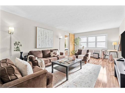 14-227 Macnab Street S, Hamilton, ON - Indoor Photo Showing Living Room