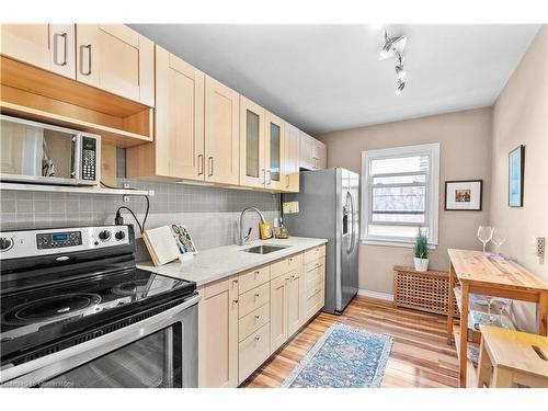 14-227 Macnab Street S, Hamilton, ON - Indoor Photo Showing Kitchen