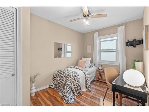 14-227 Macnab Street S, Hamilton, ON - Indoor Photo Showing Bedroom