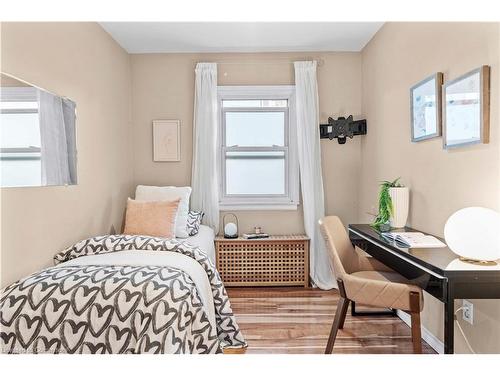 14-227 Macnab Street S, Hamilton, ON - Indoor Photo Showing Bedroom