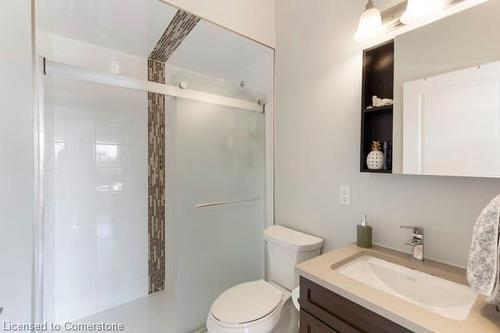 317-170 Rockhaven Lane, Waterdown, ON - Indoor Photo Showing Bathroom