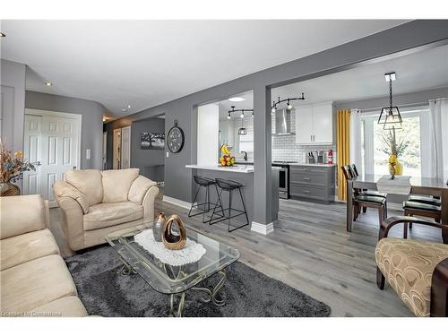 21 Hillgarden Road, St. Catharines, ON - Indoor Photo Showing Living Room