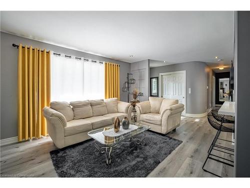 21 Hillgarden Road, St. Catharines, ON - Indoor Photo Showing Living Room