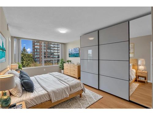 409-1270 Maple Crossing Boulevard, Burlington, ON - Indoor Photo Showing Bedroom