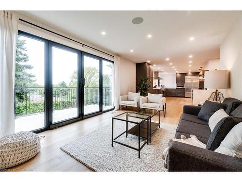 27 Hildegard Drive, Hamilton, ON - Indoor Photo Showing Living Room