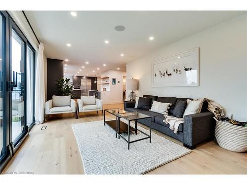 27 Hildegard Drive, Hamilton, ON - Indoor Photo Showing Living Room