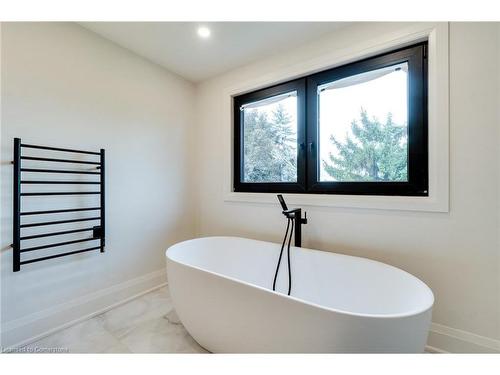 27 Hildegard Drive, Hamilton, ON - Indoor Photo Showing Bathroom