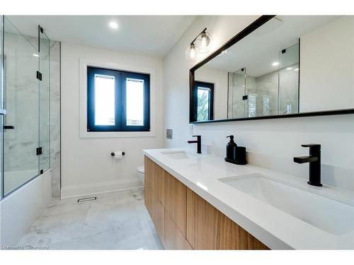 27 Hildegard Drive, Hamilton, ON - Indoor Photo Showing Bathroom