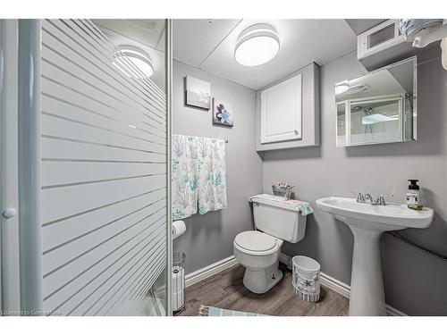 417 East 43Rd Street, Hamilton, ON - Indoor Photo Showing Bathroom