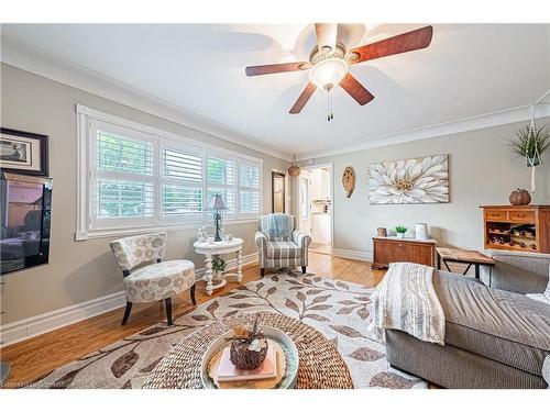 417 East 43Rd Street, Hamilton, ON - Indoor Photo Showing Living Room