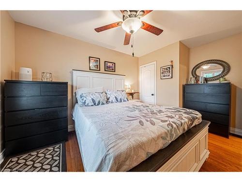 417 East 43Rd Street, Hamilton, ON - Indoor Photo Showing Bedroom