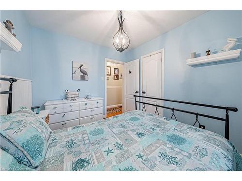 417 East 43Rd Street, Hamilton, ON - Indoor Photo Showing Bedroom