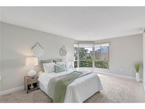 606-1201 North Shore Boulevard E, Burlington, ON - Indoor Photo Showing Bedroom