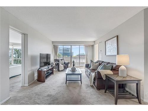 606-1201 North Shore Boulevard E, Burlington, ON - Indoor Photo Showing Living Room