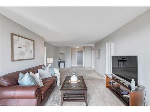 606-1201 North Shore Boulevard E, Burlington, ON - Indoor Photo Showing Living Room