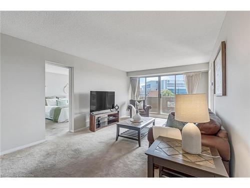 606-1201 North Shore Boulevard E, Burlington, ON - Indoor Photo Showing Living Room