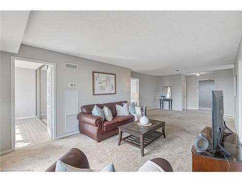 606-1201 North Shore Boulevard E, Burlington, ON - Indoor Photo Showing Living Room