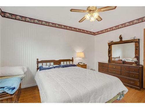 38 Dubarry Boulevard, Hamilton, ON - Indoor Photo Showing Bedroom