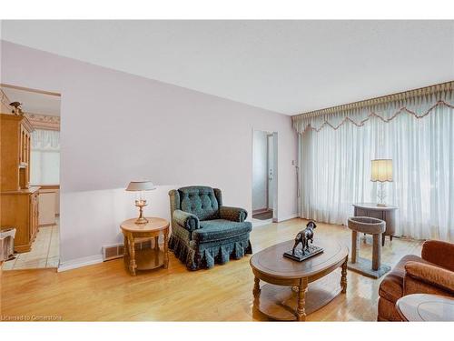 38 Dubarry Boulevard, Hamilton, ON - Indoor Photo Showing Living Room