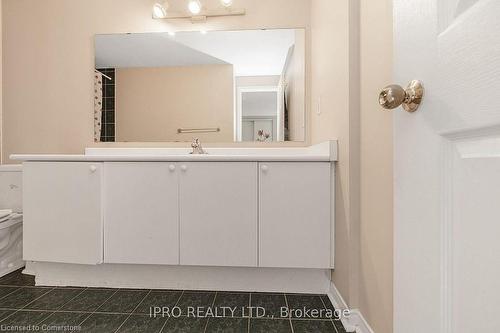 112-2555 Thomas Street, Mississauga, ON - Indoor Photo Showing Bathroom