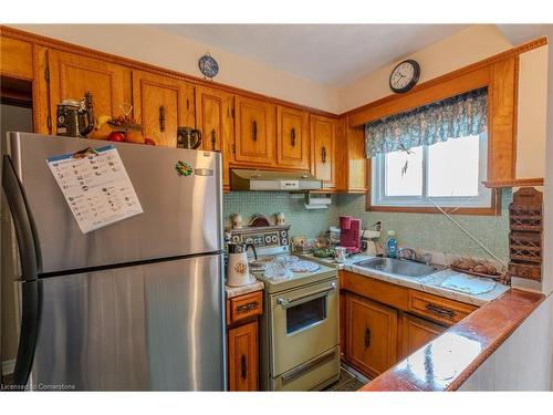 33 Clyde Street, Hamilton, ON - Indoor Photo Showing Kitchen